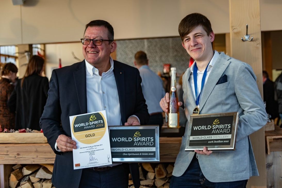 Hubertus und Mario Vallendar (rechts) freuen sich über die großen Erfolge bei der inoffiziellen Weltmeisterschaft der Spirituosenbranche.