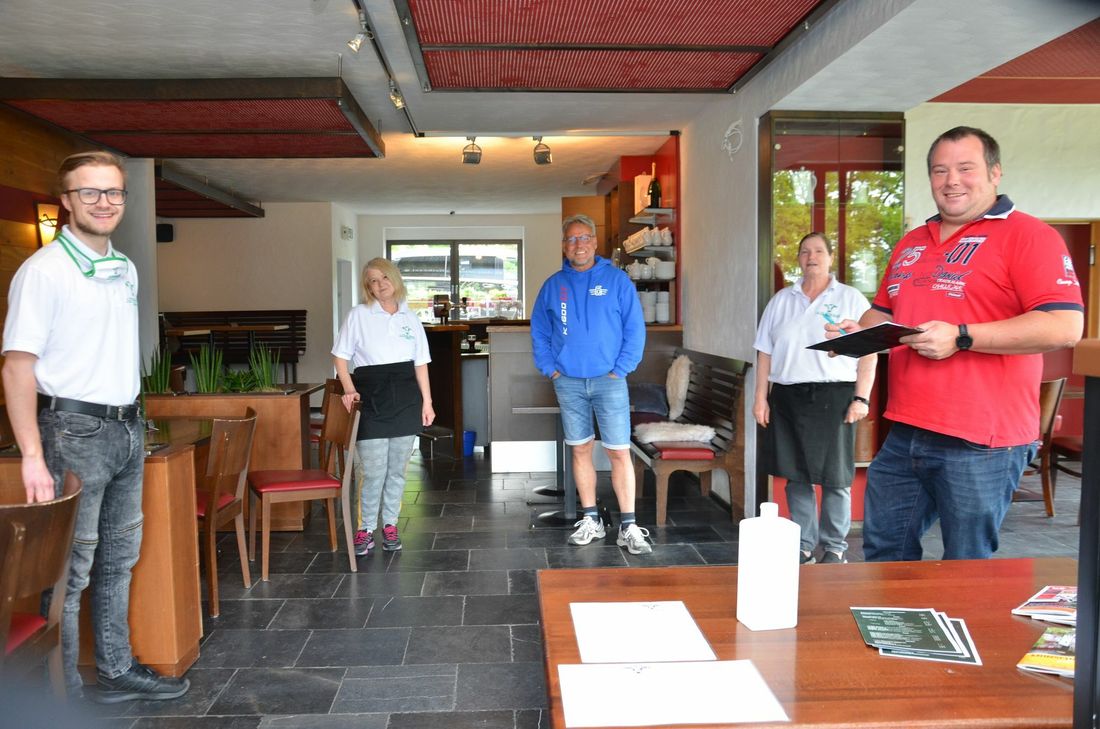 Das Team der »Alten Molkerei« in Höfen um Lutz Schell (Bildmitte) freut sich auf die Gäste in der »neuen Normalität«. Die Vorbereitungen wie personalisierte Speisekarten, Tische auf Abstand oder das Bereitstellen von Desinfektionsmittel sind nahezu abgeschlossen. Foto: T. Förster