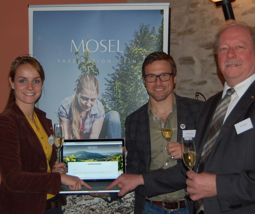 Sie starteten die neue Moselwein-Homepage offiziell (von links): Mosel-Weinkönigin Lena Endesfelder, Dirk Paulus (»Die Medienagenten) und Moselwein-Vorsitzender Rolf Haxel. Foto: Andreas Arens