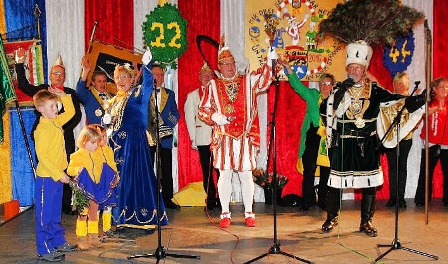 Das neue Mechernicher Dreigestirn - Prinz Michael III. (Sander), Bauer Reinhard (Kijewski) und Jungfrau Margret (Eich) - rockte die Bühne.