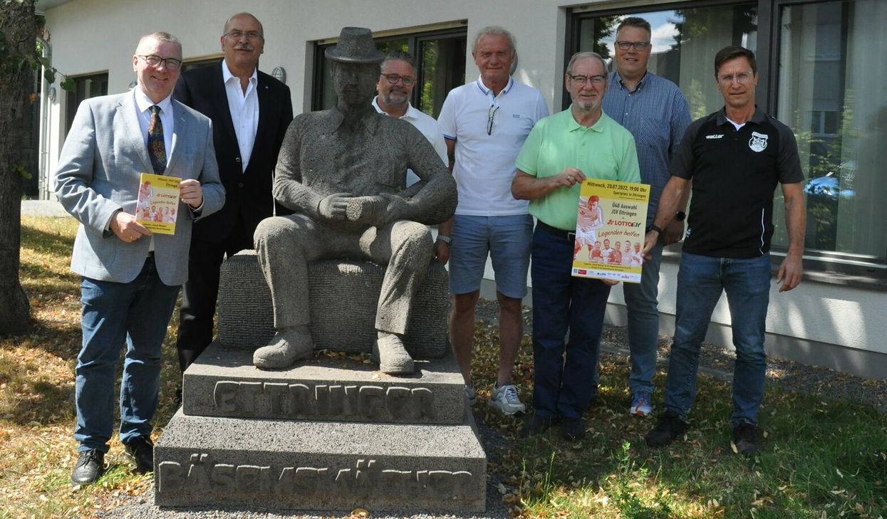 Die Vorfreude auf das Spiel der Lotto-Elf in Ettringen steigt von Tag zu Tag (von links): Landrat Dr. Alexander Saftig, Schirmherr, Ortsbürgermeister Werner Spitzley, Martin Winninger, 1. Beigeordneter, Hans-Peter Briegel, Trainer Lotto-Elf, Juppa Ganser, Koordinator Lotto-Elf, Jörg Bergweiler, Kassierer JSV Ettringen, und Dieter Schäfer, Vorsitzender JSV Ettringen.