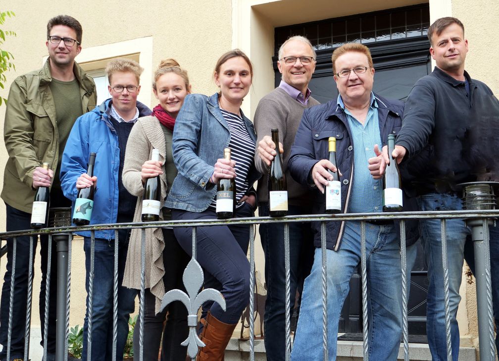 Die Winzerinnen und Winzer aus Rümmelsheim / Burg Layen (Foto aus 2019) freuen sich auf die Eröffnungsweinprobe@home.