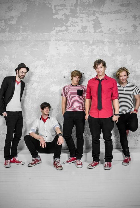 Starteten in kürzester Zeit musikalisch absolut durch: Die Band „Kasalla“ - Sebi (sitzend, hier mit seinen Bandkollegen Rene, Nils, Basti und Flo (vlnr)) plaudert aus dem Band-Nähkästchen.