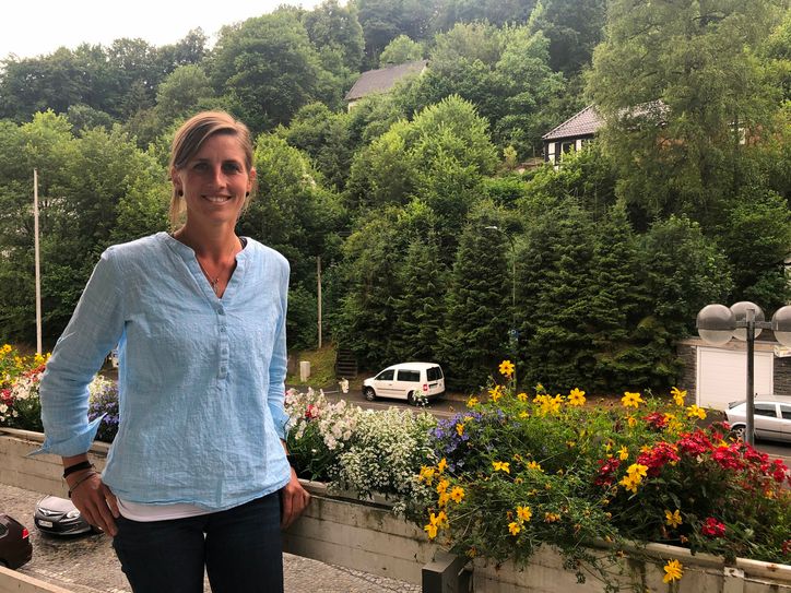 Dr. Carmen Krämer fühlt sich schon nach wenigen Tagen wohl im Monschauer Rathaus. Ob sie gerade im Büro ist oder nicht, ist von außen nicht erkennbar. Denn ihr Parkplatz ist meist verwaist, weil die neue Bürgermeisterin mit dem Bus zur Arbeit fährt.