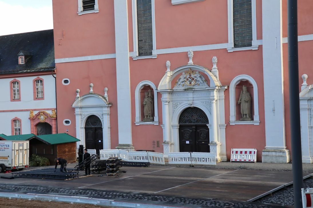 Diese Woche fanden die Aufbauarbeiten für die Kunsteisbahn vor der Basilika statt. Foto: W.Kootz