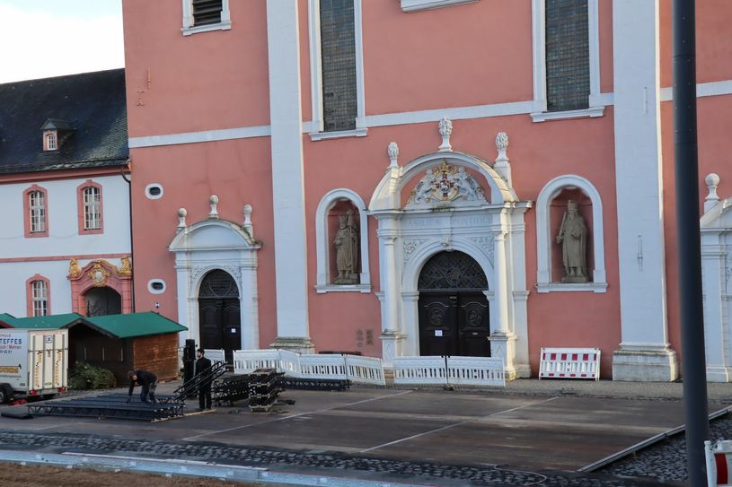 Diese Woche fanden die Aufbauarbeiten für die Kunsteisbahn vor der Basilika statt. Foto: W.Kootz