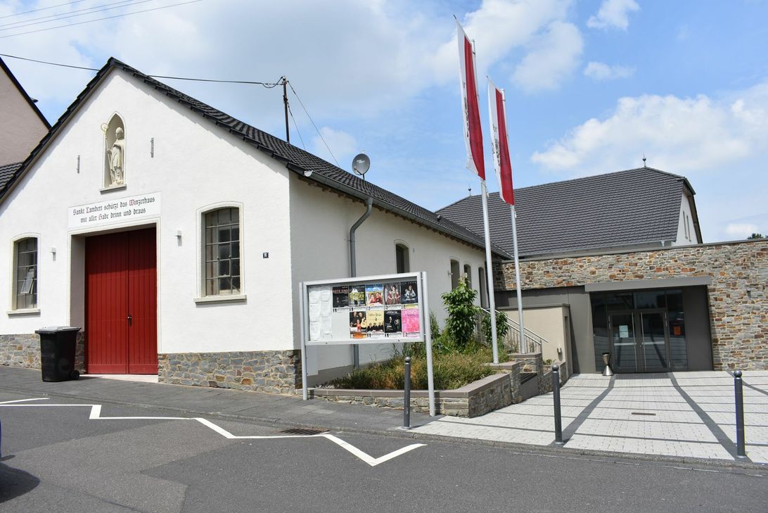In der Nacht von Montag auf Dienstag wird der Winzerverein Lantershofen Rot beleuchtet. Foto: Wicher