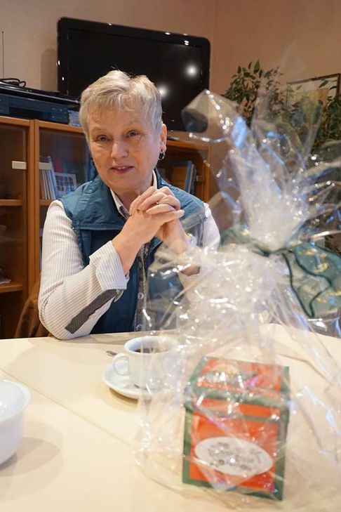Seit über 15  Jahren  verkauft Gudrun Vehlen Grußkarten und Geschenkboxen für den guten Zweck. Foto: Privat