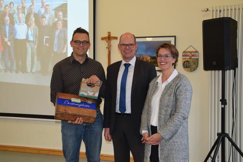 Mit einer SooNahe-Beziehungskiste verabschieden die neue Vorsitzende der LAG Hunsrück, Sandra Zilles, und Geschäftsführer Achim Kistner den scheidenden Vorsitzenden Christian Keimer und danken ihm für sein Arbeit zum Wohle der Hunsrückregion.