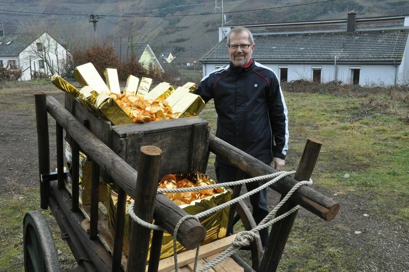 Johannes Koch und der mit "Gold" beladene Wagen, der beim Rosenmontagszug dabei sein wird.