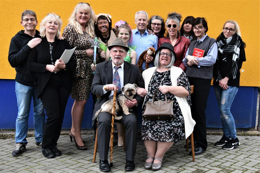 Seit zehn Jahren im Einsatz: das Ensemble des Vereins Trierer Komödschie. Foto: Veranstalter