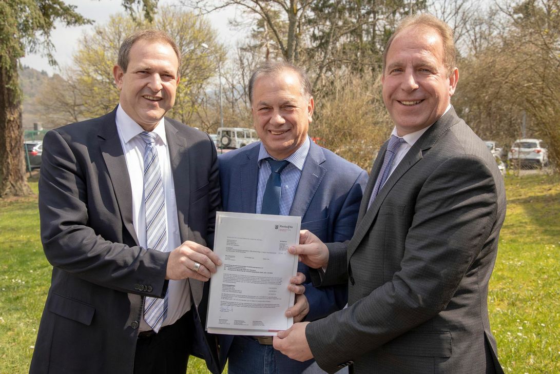 Oberbürgermeister Frank Frühauf und Landtagsabgeordneter Hans Jürgen Noss (v. l.) bei der Übergabe des Förderbescheides durch Staatssekretär Randolf Stich. (Foto: Hosser)