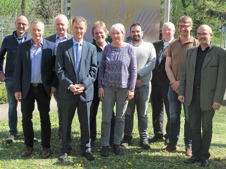 Der Vorstand des Weinbauverbandes Mosel (v.l.): Andreas Barth, Thomas Kaufmann, Günter Meierer, Walter Clüsserath, Hans-Rudolf Kiesgen, Stefanie Vornhecke, Christian Amlinger, Adolf Schmitt, Frank Liebfried und Henning Seibert. Foto: FF