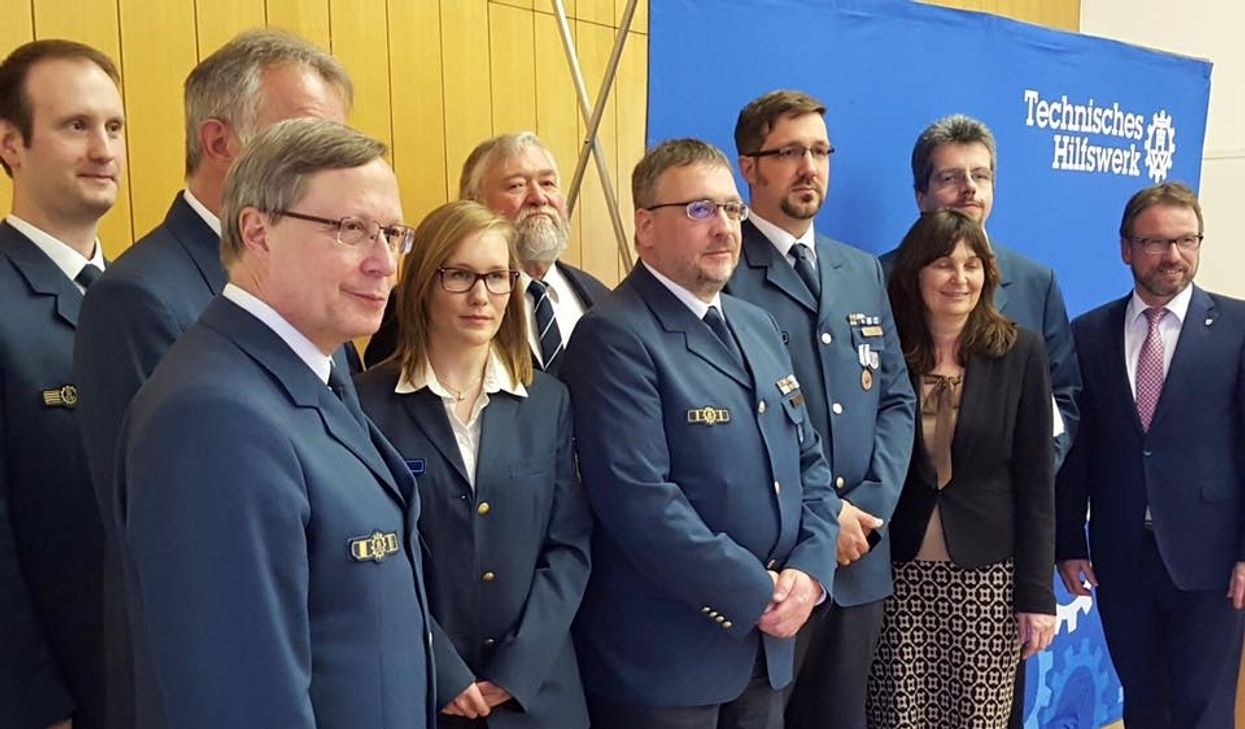 Die Geehrten mit MdB Mechthild Heil, OB Wolfgang Treis, dem stellvertretenden Landesbeauftragten Marcel Ocker, dem Bundessprecher Frank Schulz und dem neuen THW-Ortsbeauftragten Michael Wildey.
