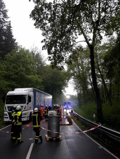 Die Feuerwehr musste die Fahrbahn reinigen. Foto: Polizei