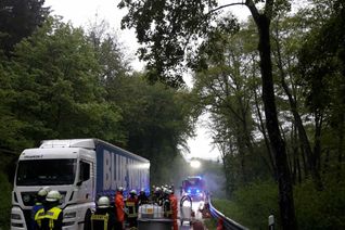 Die Feuerwehr musste die Fahrbahn reinigen. Foto: Polizei