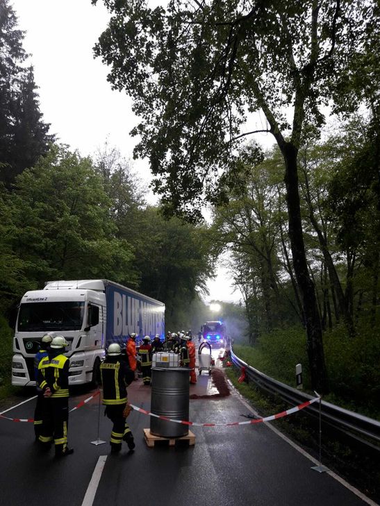 Die Feuerwehr musste die Fahrbahn reinigen. Foto: Polizei