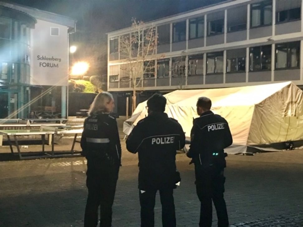 Auf dem Schulhof des Gymnasiums Cochem feierten die Jugendlichen. Einer von ihnen, ein 17-Jähriger, erlitt dabei schwerste Verletzungen. Fotos: Zender