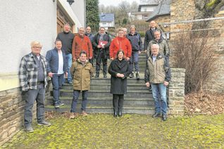 Die Wiederaufbaubeauftragte, Staatssekretärin Nicole Steingaß, mit Vertretern der Kommunen und des Landes im Ahrtal.