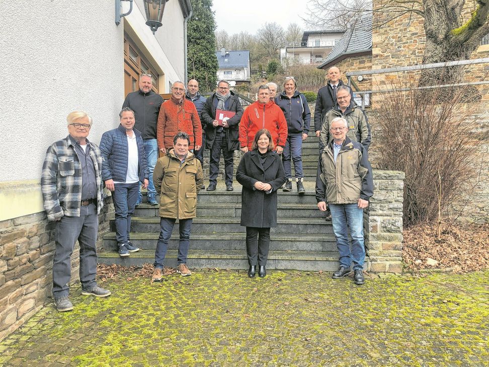 Die Wiederaufbaubeauftragte, Staatssekretärin Nicole Steingaß, mit Vertretern der Kommunen und des Landes im Ahrtal.