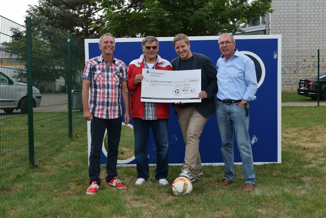 Von links: Vorsitzender des SC Wißkirchen Hubert Kreuer, Schirmherr Wolfgang Weber, Vorsitzender des Vereins »Vielfalt leben in Euskirchen« Markus Ramers und Jürgen Sauer, Ehrenvorsitzender des SC Wißkirchen. Fotos: Breuer