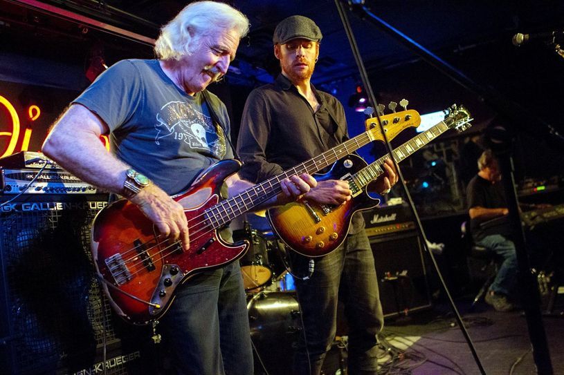 Wow! 50 Jahre nach dem legendären Festival spielt Woodstock-Veteran Leo Lyons (l.) mit »Hundred Seventy Split« in Frei-Laubersheim beim "Blues im Hof"-Festival das komplette Woodstock-Programm seiner damaligen Band »Ten Years After«.