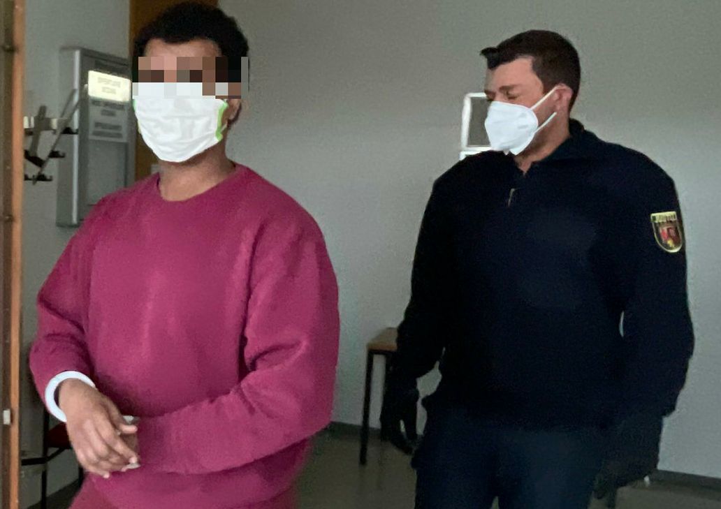 Der Asylantrag von Abdi M. (links) ist rechtskräftig abgelehnt. Seit Jahren sitzt der  23-Jährige wegen Vergewaltigung in Haft.  Nun soll er freikommen und kann nicht abgeschoben werden. Der Landkreis Cochem-Zell würde dies gerne, scheitert aber an den somalischen Behörden. Nun muss die Kreisverwaltung  dem Somalier in Kürze eine Unterkunft im Kreis Cochem-Zell besorgen.             Exklusiv-Foto: Zender