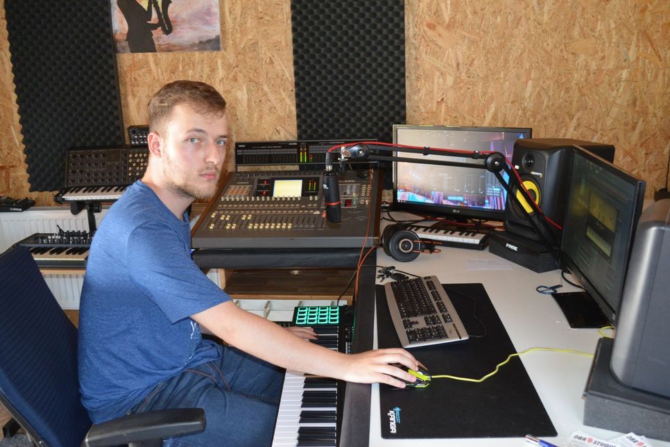 Dennis Weser bietet in seinem Tonstudio Künstlern aus der Region die Möglichkeit zu professionellen Aufnahmen an.