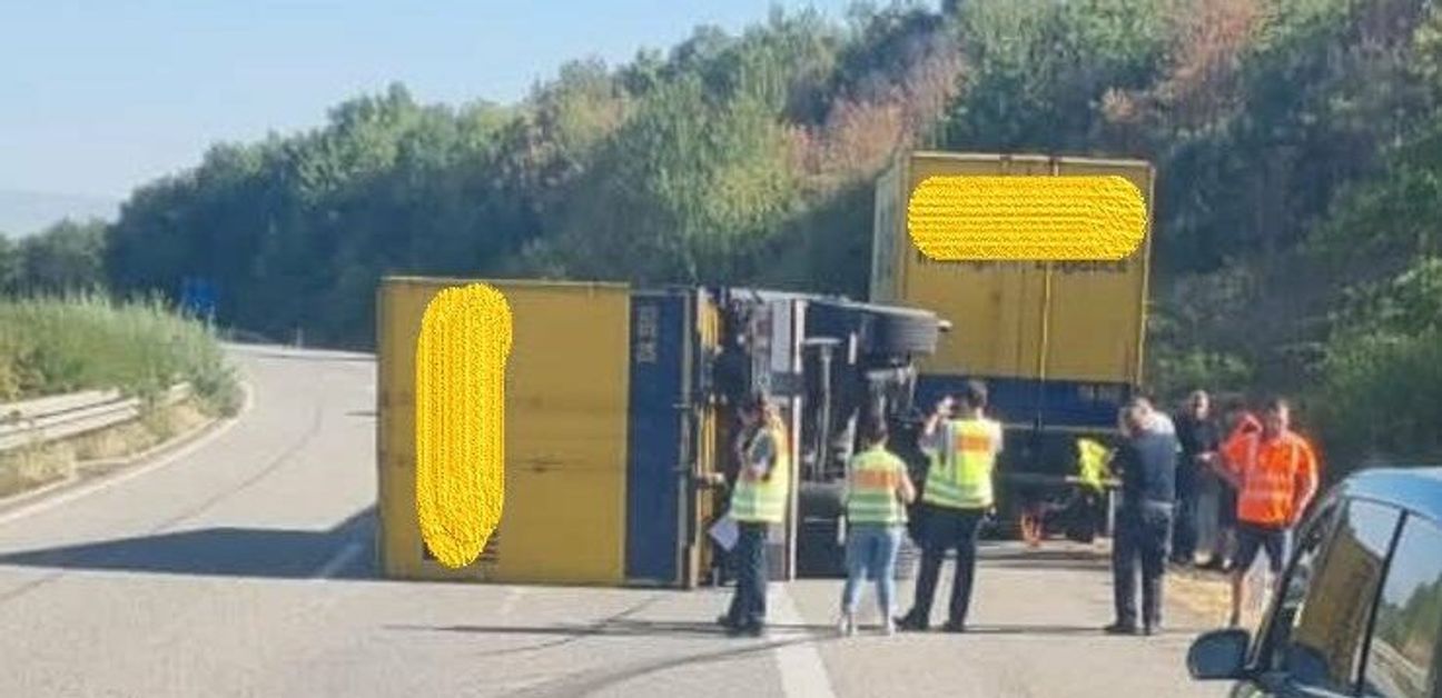 Auf der A 48 ist am Donnerstagvormittag, 25. August, zwischen den Anschlussstellen Mayen und Polch, ein Lkw-Anhänger umgekippt.
