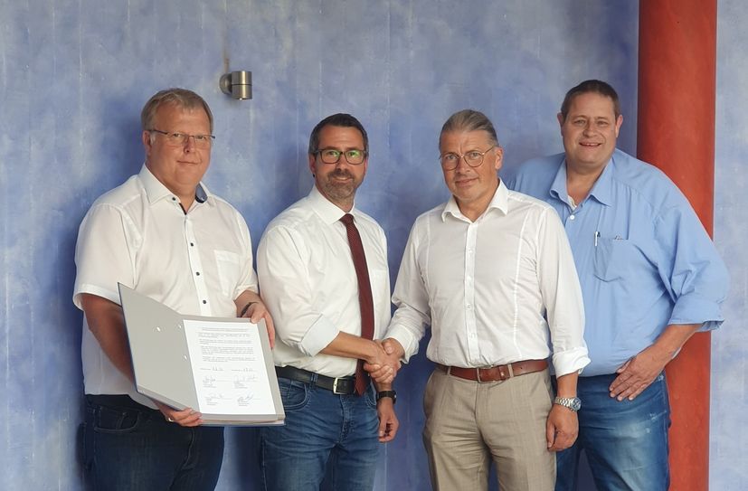 Joachim Kunth (Verbandsvorsteher des WZV Neffeltal) Jörg Kemmerling (Betriebsleiter des WZV Neffeltal), Bernd Goffart (Verbandsvorsteher des WVZV Perlenbach) und Gerhard Schmitz (Betriebsleiter des Wasserwerkes Perlenbach) haben eine Absichtserklärung zur gegenseitigen Notwasserversorgung unterzeichnet.