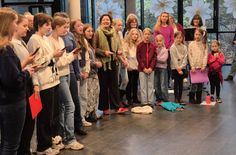 Liedtext auf dem Smartphone: Zeitgemäß aufgestellt ist das Kinder-und Jugendensemble, das beim Adventskonzert des Vielharmonscihen Chores Roetgen Premiere feiert.