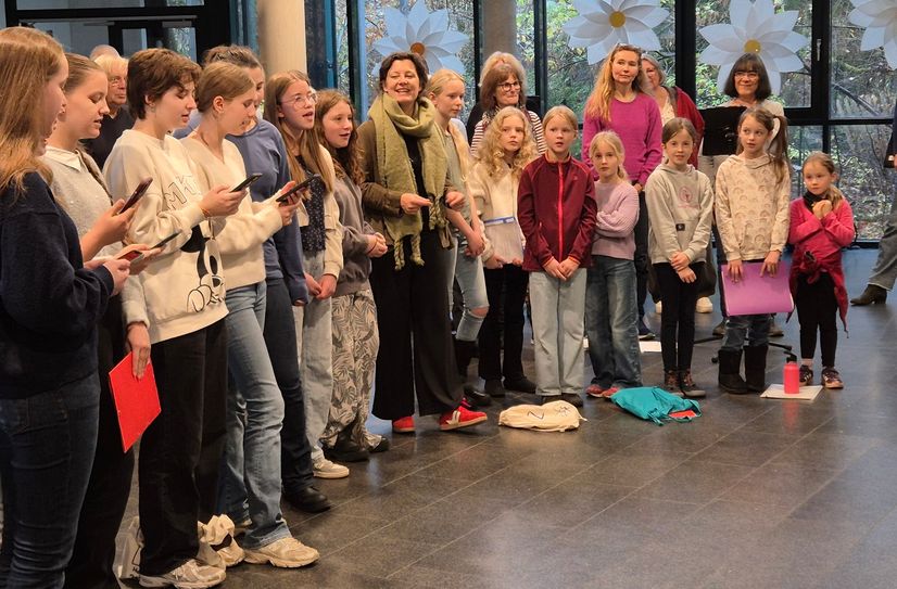 Liedtext auf dem Smartphone: Zeitgemäß aufgestellt ist das Kinder-und Jugendensemble, das beim Adventskonzert des Vielharmonscihen Chores Roetgen Premiere feiert.