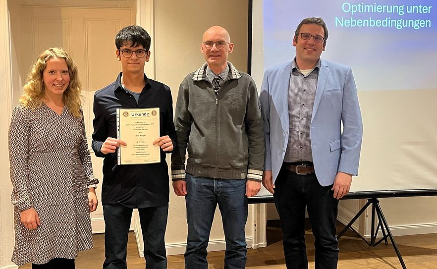 Von links: Monika Baltes (Betreuungslehrkraft, Gymnasium Saarburg), Nils Angel (Preisträger, Gymnasium Saarburg), Andreas Schreiner (Schulleiter, Gymnasium Saarburg), Jürgen Kopp (Wettbewerbskoordinator, Rotary Club Saarburg)