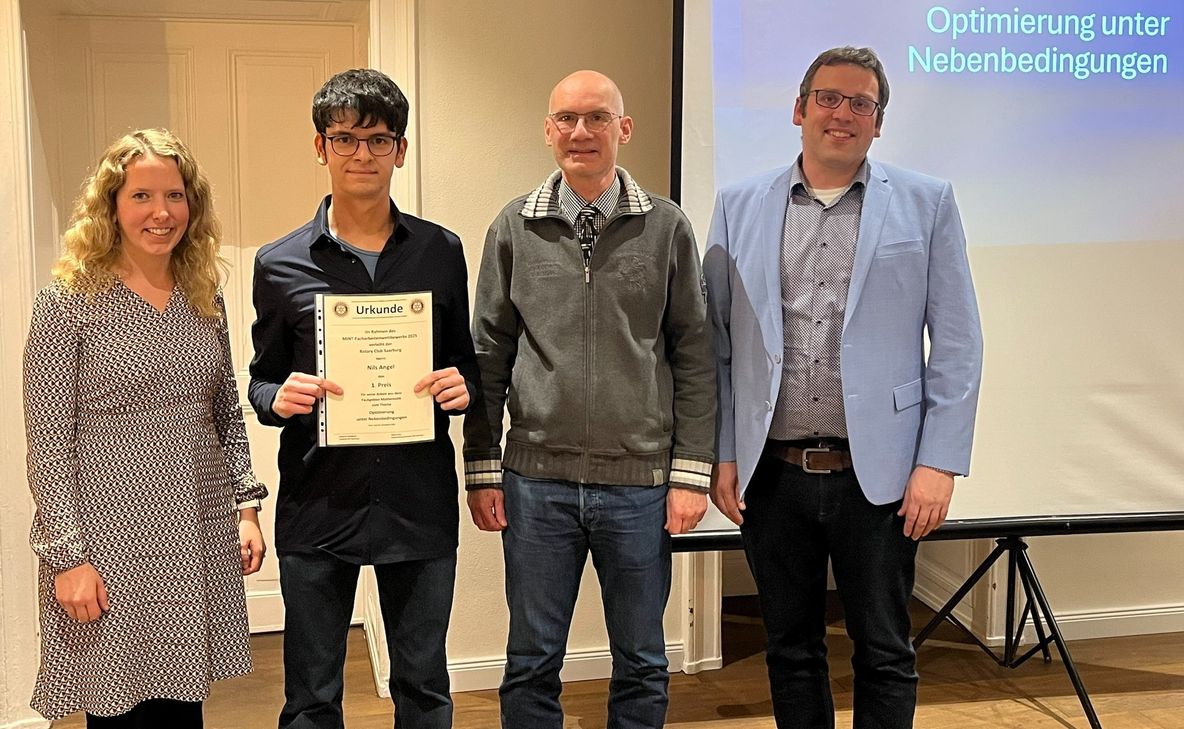 Von links: Monika Baltes (Betreuungslehrkraft, Gymnasium Saarburg), Nils Angel (Preisträger, Gymnasium Saarburg), Andreas Schreiner (Schulleiter, Gymnasium Saarburg), Jürgen Kopp (Wettbewerbskoordinator, Rotary Club Saarburg)