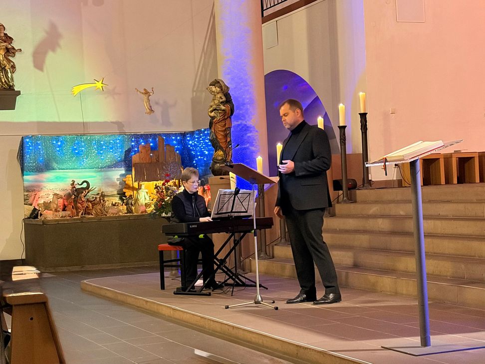 Thilo Dahlmann (Gesang) und Marion Oswald (Orgel/E-Piano) begeisterten das Publikum mit festlichen Weihnachtsliedern beim Benefizkonzert zugunsten des Kinderschutzbundes Cochem- Zell e. V.