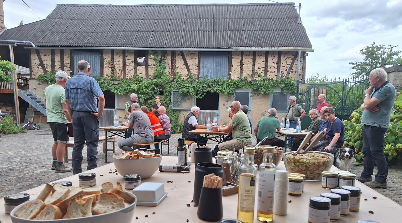 Bei einem gemeinsamen Essen ließen die Teilnehmer den abwechslungsreichen Nachmittag gesellig ausklingen.