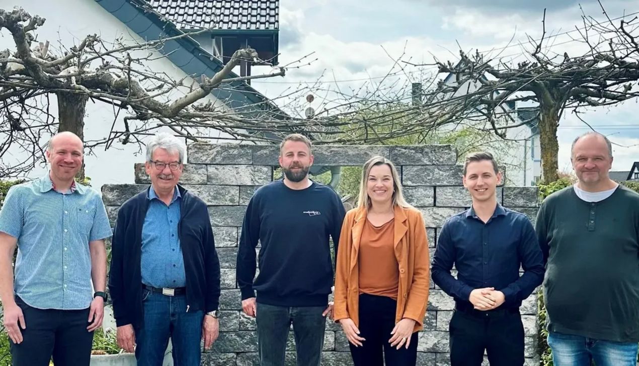 Im April war die Welt noch in Ordnung: Bei einem Fototermin posierten die Verantwortlichen der Verbandsgemeinde Ulmen gemeinsam mit Vertretern von Enerparc.