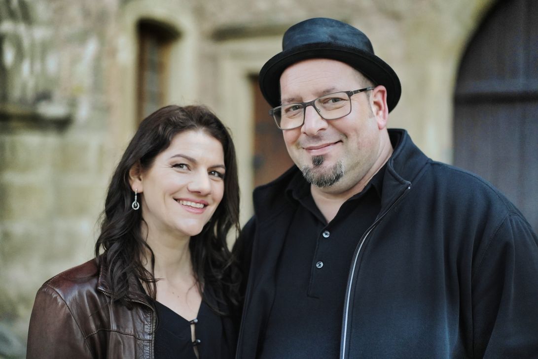 Bis April 2023 hat das Duo Monalex bei seinen zahlreichen Auftritten in der Region nur Coversongs gesungen, aber seitdem starten sie mit ihrem ersten eigenen Hit »Geht´s auch für immer« durch. Veröffentlicht hat den deutschsprachigen Schlager von Songwriter Jürgen Pick (Pick Immobilien) das bekannte Kölner Musiklabel »Fiesta Records«.