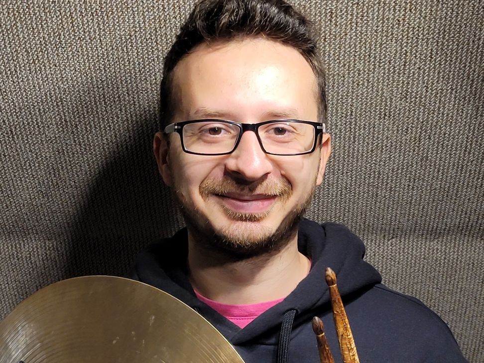 Eugen Koschukhar zeigt im Sinziger Schloss die Vielfalt des Drumsets, darunter auch Folklore-Musik aus Moldawien.