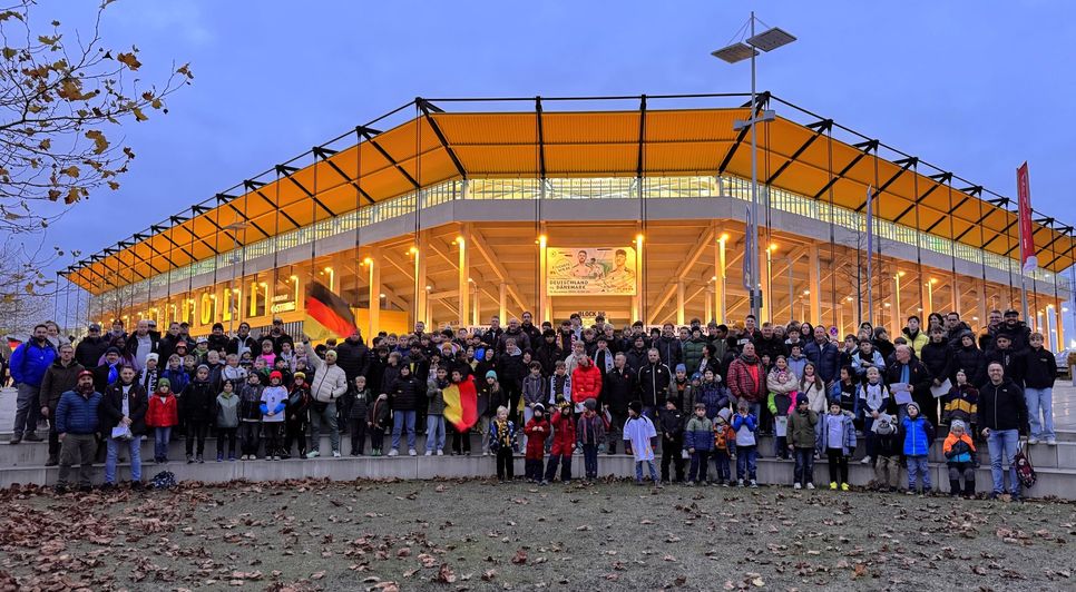 Der FC Eifel am Aachener Tivoli: 170 Nachwuchskicker und ihre Trainer erlebten das Länderspiel der deutschen U21-Nationalmannschaft gegen Island (3:0) in der Soers.