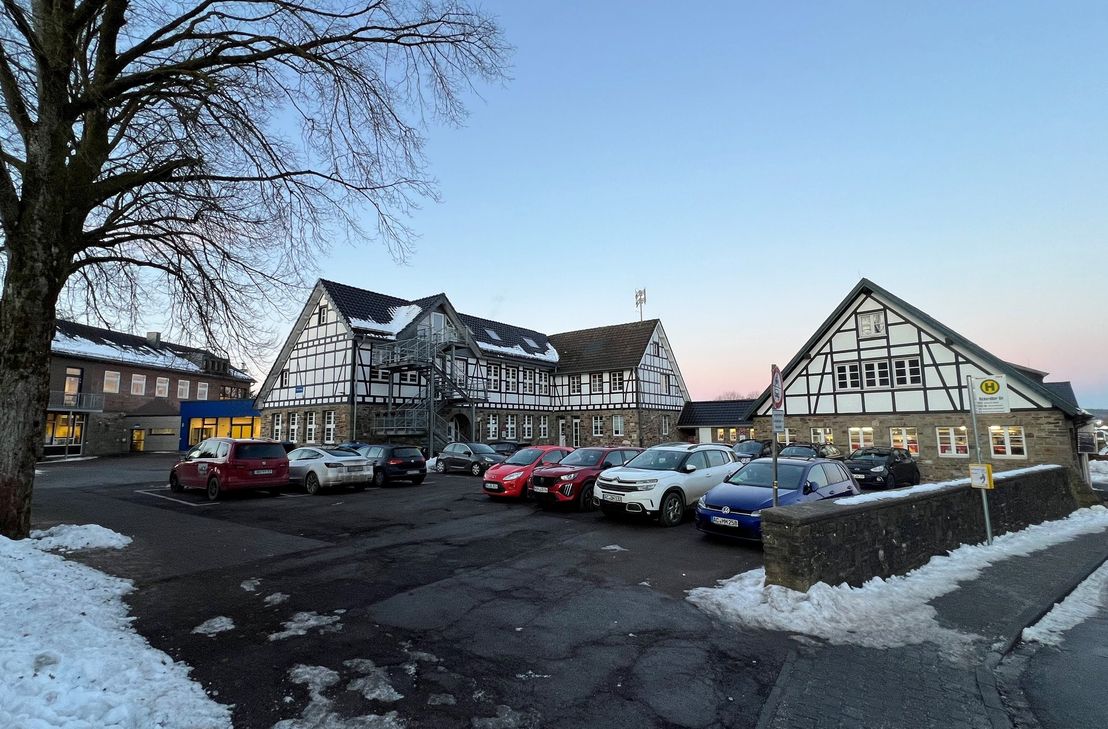Geräumig und doch auf Dauer zu wenig Platz gibt es in der Simmerather Grundschule. Das Feuerwehrhaus (rechts) an der Bickerather Straße soll abgerissen werden und ein Neubau entstehen.