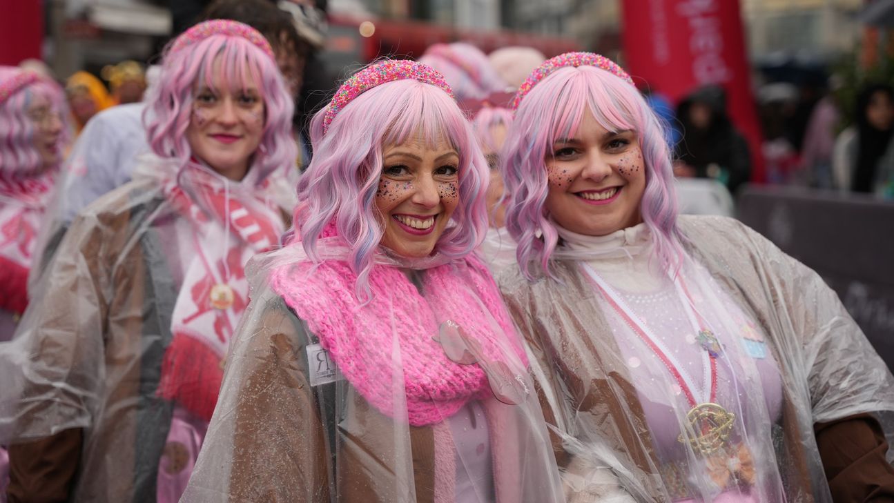 Tausende Narren fanden trotz regnerischen Wetters den Weg in die Stadt.