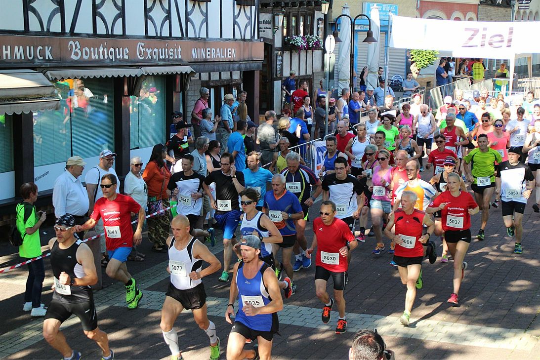 Bei insgesamt sechs Läufen machen sich die Teilnehmer auf die Strecke durch die Obersteiner Altstadt.