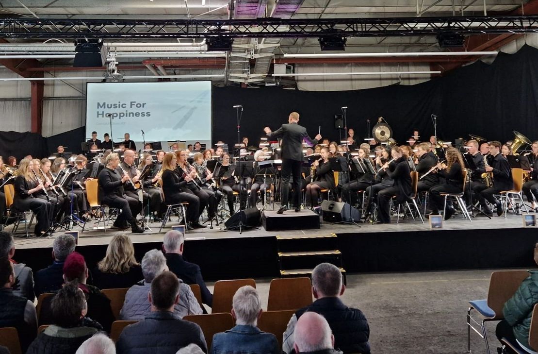 Für 100 Musiker und 450 Gäste in der Region zwischen Niederöfflingen und Immerath Platz zu finden, war fast unmöglich. "Deshalb geht ein großes Dankeschön an Fenster Josef Meeth mit der Geschäftsführerin Sylvia Meeth-Kainz", sagt Initiator Johannes Born. Das Unternehmen hatte seine  Produktionshalle für die beiden Konzerte kostenlos zur Verfügung gestellt.