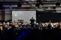 Ein Feuerwerk in jedem Stück. Zur Musik wurden passende Bilder präsentiert, sodass sich das Publikum neben der visuellen Vorstellung auch auditiv auf die Stücke und der damit verbundenen Intention der Programmation einlassen konnte.