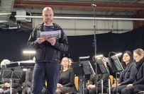 Eine äußerst gelungene "Moderation" mit Malereien und Gedankenvorschlägen für das Publikum: Michael Becker (Bettenfeld) führte die Gäste durch das Konzerterlebnis.