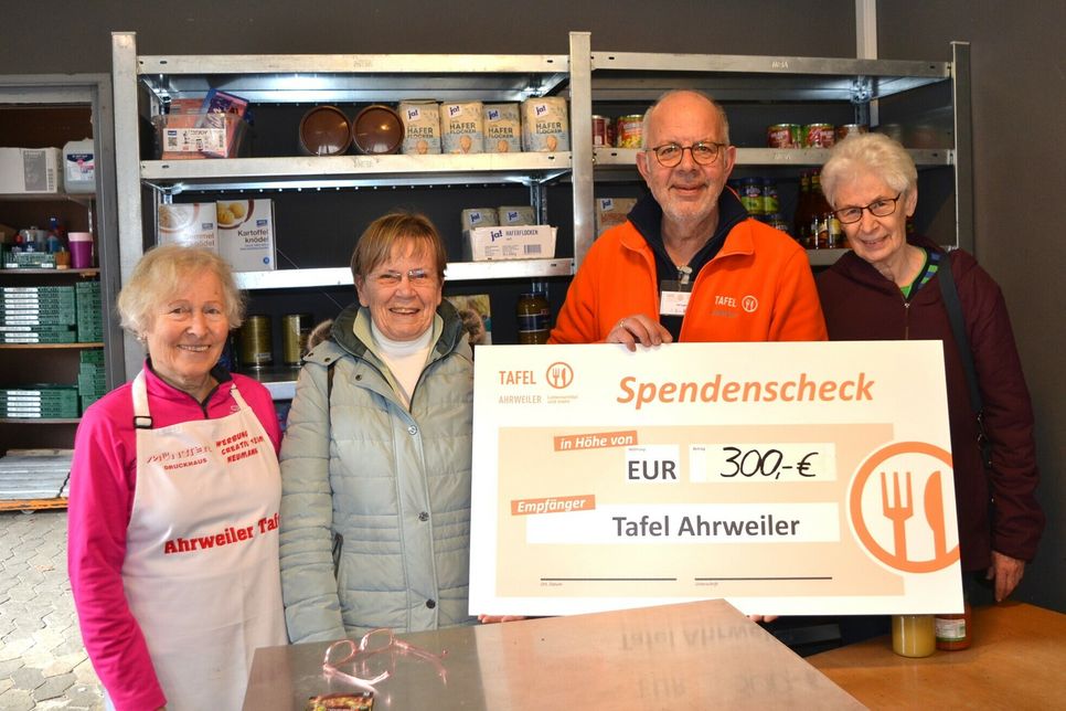 Dank dieser Spende kann die Tafel auch weiterhin den Menschen helfen. (Von links) Therese Klotzsch, Marlies Fickler, Ralf Eggert und Hannelore Nowotny bei der Spendenübergabe in der Tafel-Ausgabestelle Sinzig.