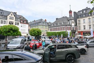 Die Autoschau lockt nciht nur PS-Fans, sondern auch Kaufreudige, die samstags länger einkaufen möchten.