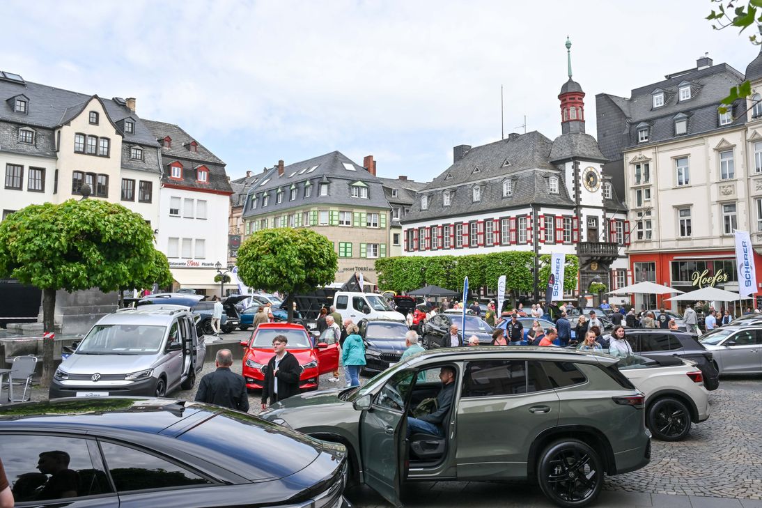 Die Autoschau lockt nciht nur PS-Fans, sondern auch Kaufreudige, die samstags länger einkaufen möchten.