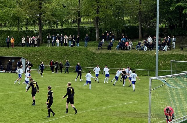 Freudentaumel nach dem entscheidenden Siegtor, das den frühzeitigen Meistertitel für Germania Eicherscheid bedeutete. Damit treten die Blau-Weißen künftig in der Landesliga an.